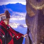 Sim'oogit Ni'isjoohl (Mr. Earl Stephens) of Nisga'a Nation with the Ni'isjoohl memorial pole.