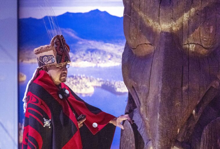 Sim'oogit Ni'isjoohl (Mr. Earl Stephens) of Nisga'a Nation with the Ni'isjoohl memorial pole.